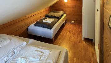 5 bedrooms, travel crib