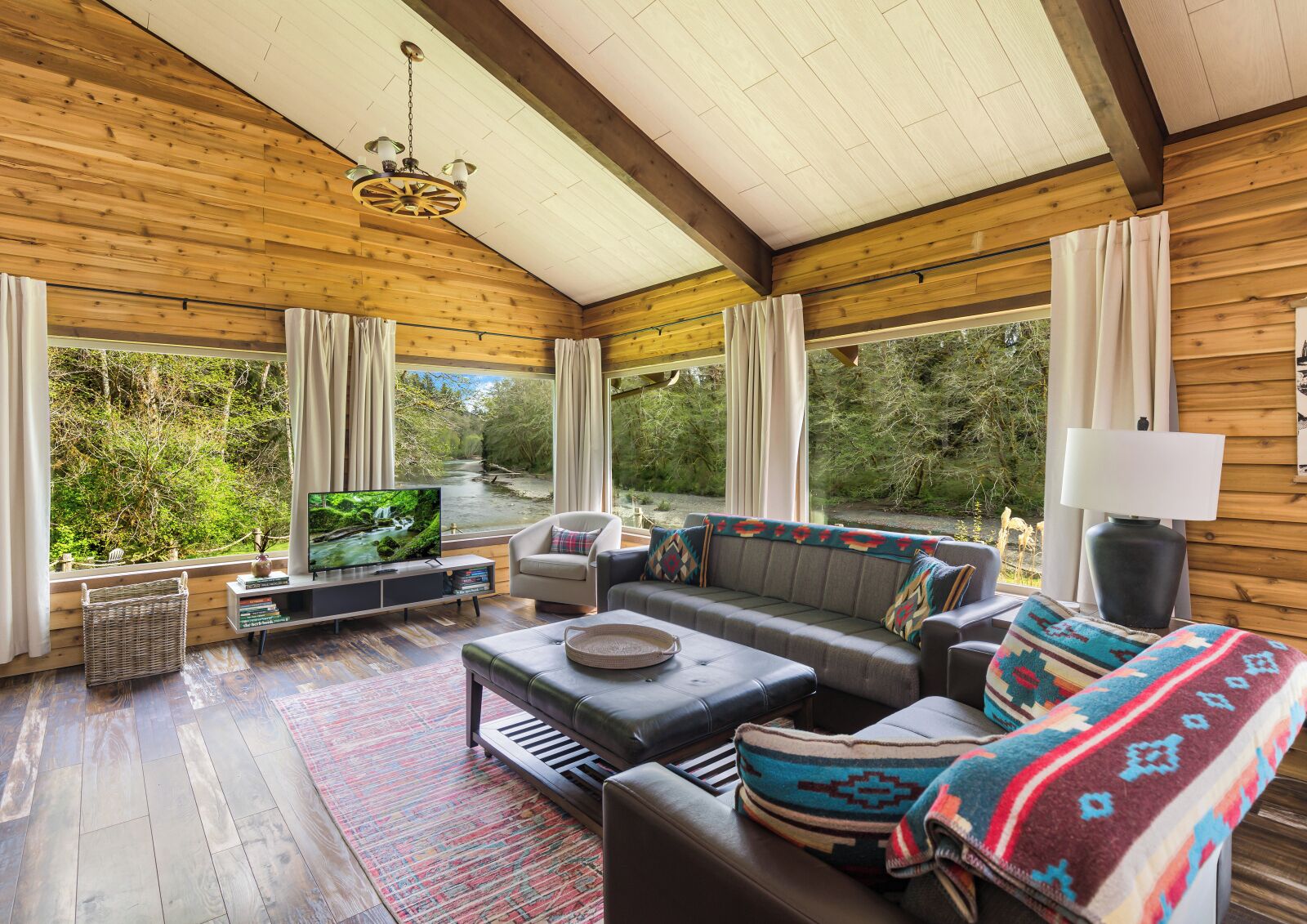 Smart TV, fireplace, ping pong, books