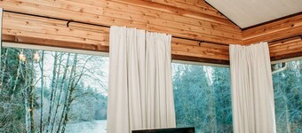 🏞️ Spectacular River Views, ♨️ Hot Tub, ⚡Backup Generator, 🏓 Game Table