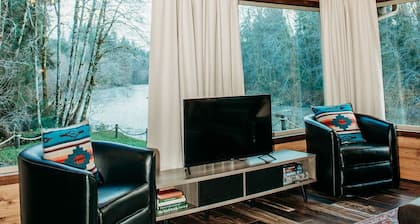 🏞️ Spectacular River Views, ♨️ Hot Tub, ⚡Backup Generator, 🏓 Game Table