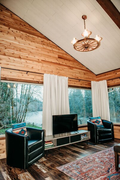 🏞️ Spectacular River Views, ♨️ Hot Tub, ⚡Backup Generator, 🏓 Game Table