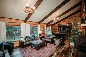 Smart-TV, Kamin, Tischtennisplatte, Bücher