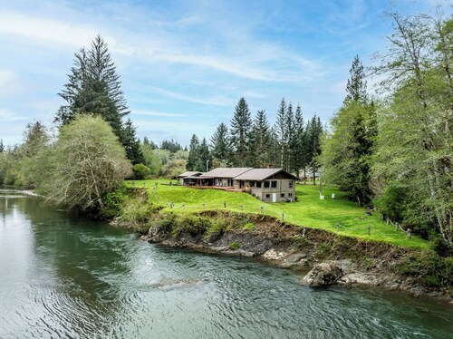 🏞️ Spectacular River Views, ♨️ Hot Tub, ⚡Backup Generator, 🏓 Game Table