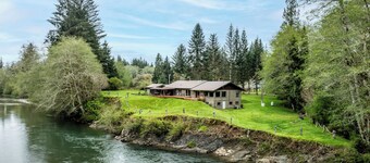 🏞️ Spectacular River Views, ♨️ Hot Tub, ⚡Backup Generator, 🏓 Game Table