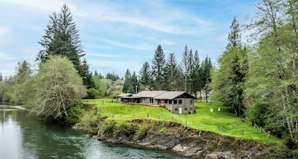 🏞️ Spectacular River Views, ♨️ Hot Tub, ⚡Backup Generator, 🏓 Game Table