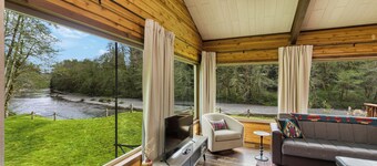 🏞️ Spectacular River Views, ♨️ Hot Tub, ⚡Backup Generator, 🏓 Game Table
