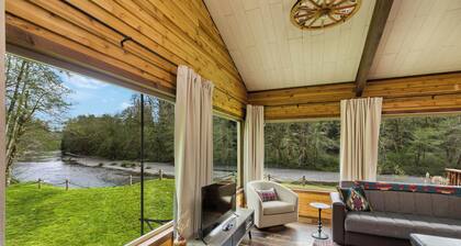 🏞️ Spectacular River Views, ♨️ Hot Tub, ⚡Backup Generator, 🏓 Game Table