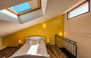 3 bedrooms, travel cot, bed sheets