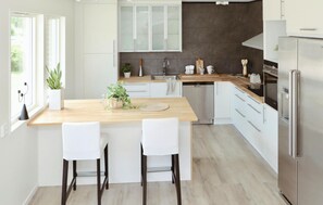 Kylskåp, diskmaskin och kaffe- och tebryggare