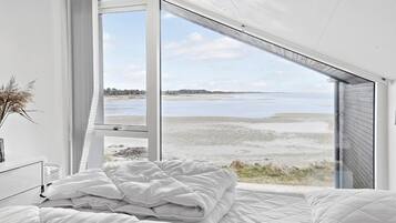 4 bedrooms, travel crib, free WiFi