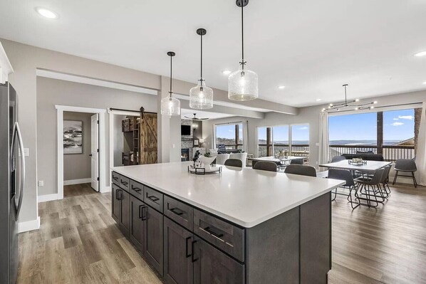 ثلاجة، ميكروويف، فرن، موقد طهي مسطح