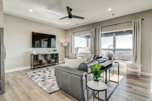 تلفزيون ذكي، مدفأة، ألعاب فيديو، كرة قدم الطاولة