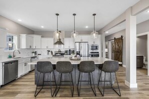 ثلاجة، ميكروويف، فرن، موقد طهي مسطح