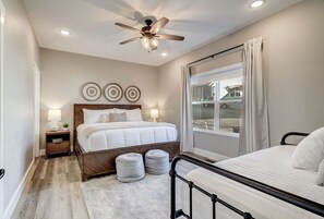 8 slaapkamers, een strijkplank/strijkijzer, reisbedje, wifi