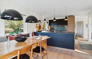 Fridge, microwave, stovetop, dishwasher - Nice home in Samsø with Wi-Fi (Samsø)