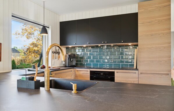 Geladeira, cooktop, lava-louças, cafeteira/chaleira