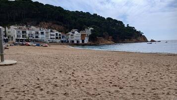 Chaises longues, serviettes de plage