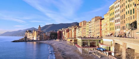 Una spiaggia nelle vicinanze