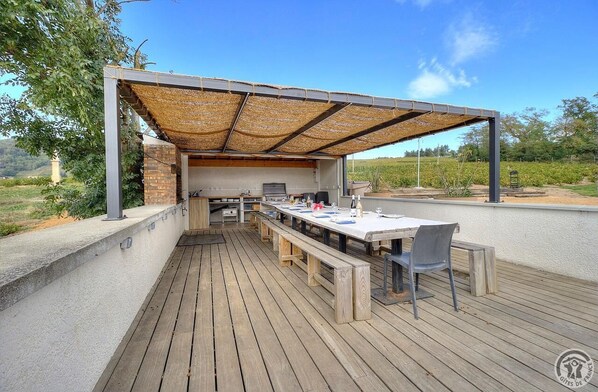 Outdoor dining - Envol et Vigne - Saint Etienne LA Varenne (SAINT ETIENNE LA VARENNE)