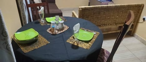 Eenvoudig appartement | Dineren op de kamer