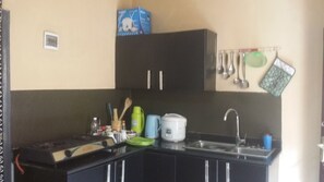 基础公寓 | 私人简易厨房 | 迷你冰箱、微波炉（如有要求）、炉灶、厨具/餐具