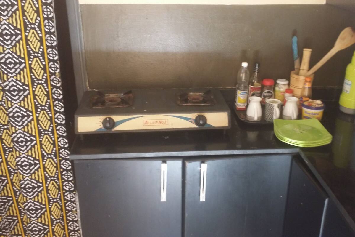 Mini réfrigérateur, micro-ondes (sur demande), plaque de cuisson
