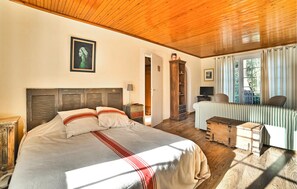 5 dormitorios, tabla de planchar con plancha, cuna de viaje