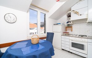 Fridge, oven, stovetop, coffee/tea maker