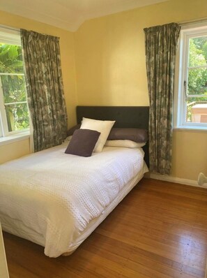 3 habitaciones, tabla de planchar con plancha, wifi y ropa de cama 