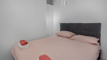 1 chambre, fer et planche Ă  repasser, Wi-Fi gratuit, draps fournis