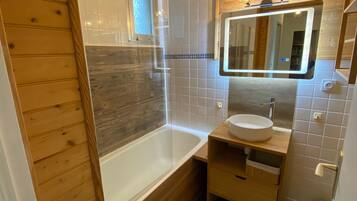 Regadera, secadora de cabello, toallas