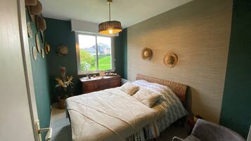 2 slaapkamers, een strijkplank/strijkijzer, gratis wifi, beddengoed