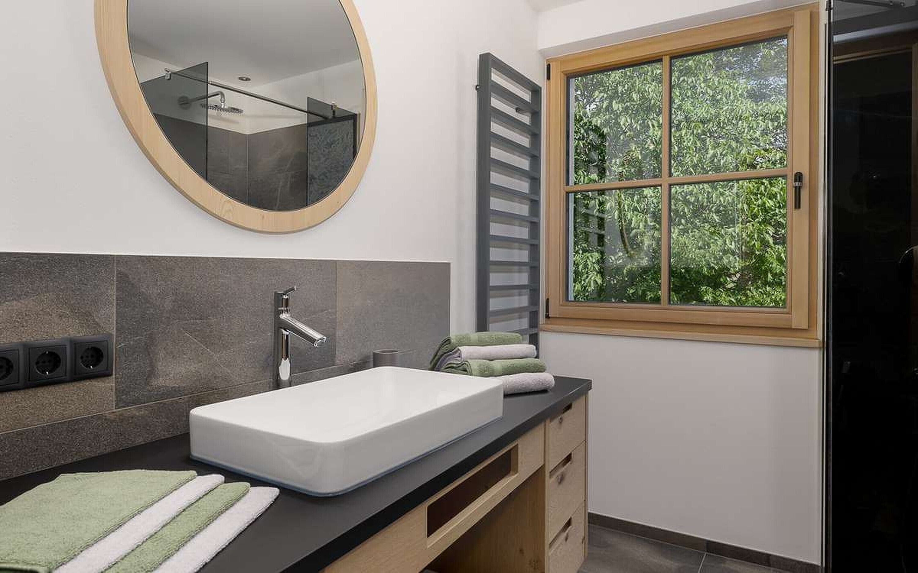 Douche, sèche-cheveux, serviettes fournies