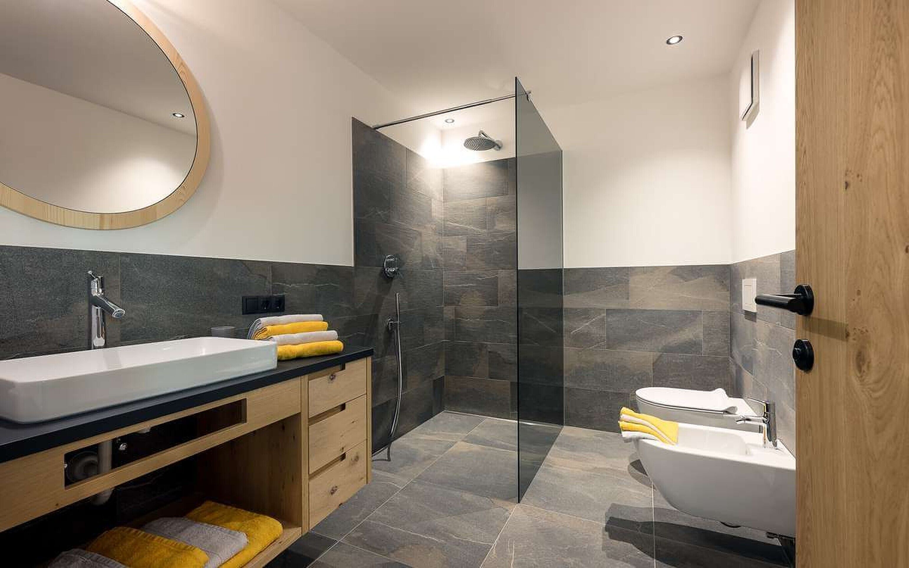 Bruser, hårtørrer, håndklæder