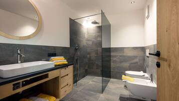 Bruser, hårtørrer, håndklæder