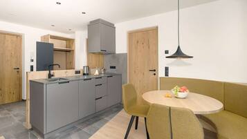 Een koelkast, een kookplaat, een vaatwasser