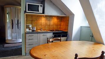 Réfrigérateur, micro-ondes, four, plaque de cuisson