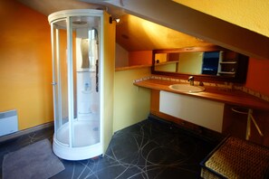 Shower, hair dryer, towels