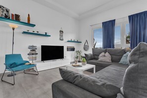 TV - Vacation Apartment 'Corralejo Las Dunas and Pool' with Shared Pool, Private Terrace and Wi-Fi (Corralejo)