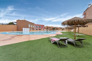 Pool - Vacation Apartment 'Corralejo Las Dunas and Pool' with Shared Pool, Private Terrace and Wi-Fi (Corralejo)