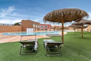 Pool - Vacation Apartment 'Corralejo Las Dunas and Pool' with Shared Pool, Private Terrace and Wi-Fi (Corralejo)