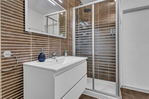 Shower, hair dryer, towels - Vacation Apartment 'Corralejo Las Dunas and Pool' with Shared Pool, Private Terrace and Wi-Fi (Corralejo)