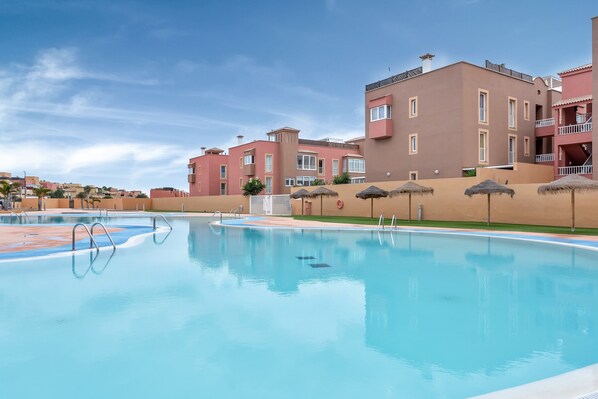 Pool - Vacation Apartment 'Corralejo Las Dunas and Pool' with Shared Pool, Private Terrace and Wi-Fi (Corralejo)