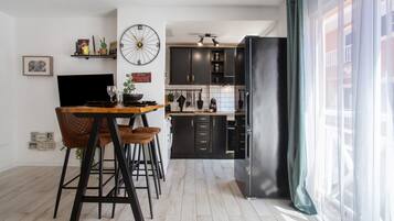 Een koffiezetapparaat/waterkoker, een koelkast, een magnetron, een oven