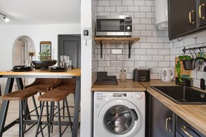 Frigorifero, microonde, forno, piano cottura