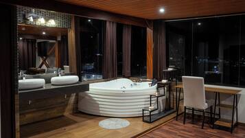 Une salle de bain moderne dotée d’une grande baignoire, de deux vasques et d’un meuble-lavabo.