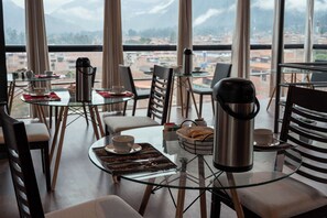 Free daily continental breakfast - Hotel California Urubamba (Urubamba)