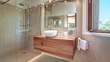Douche, sèche-cheveux, serviettes fournies