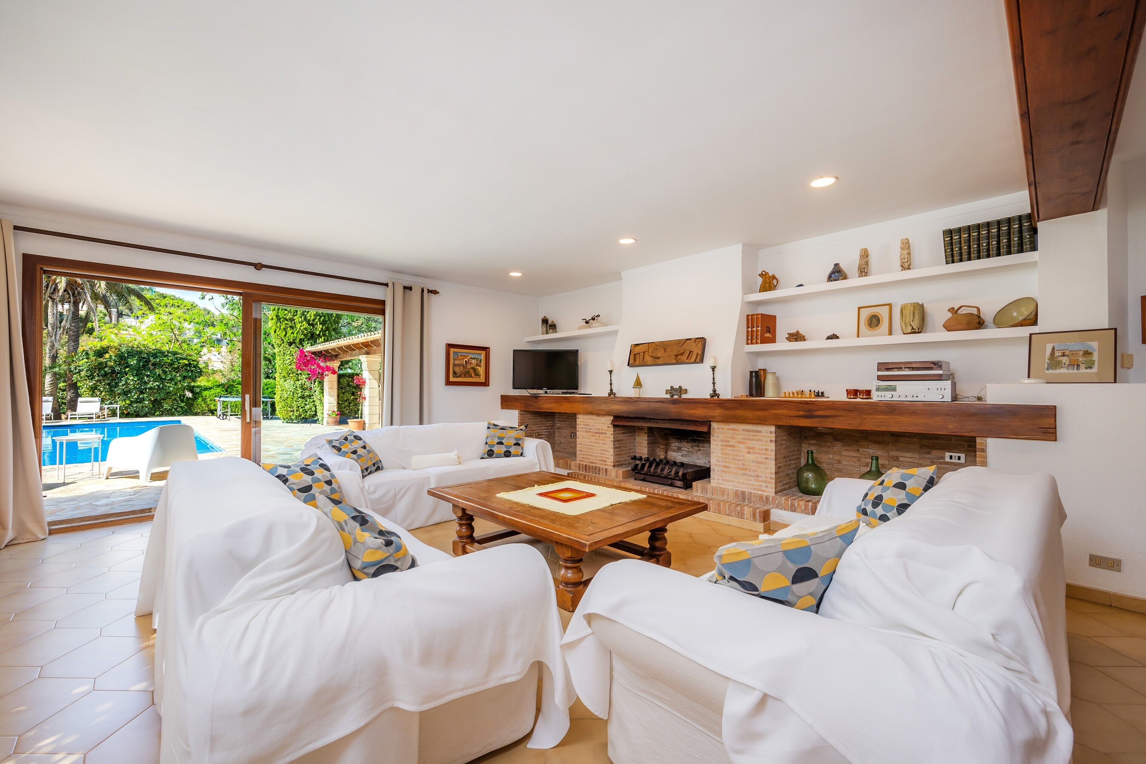 Fernseher, DVD-Player, Tischtennisplatte, Stereoanlage