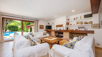 Fernseher, DVD-Player, Tischtennisplatte, Stereoanlage